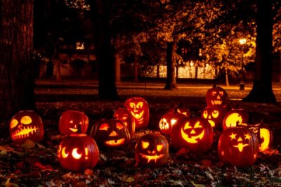 Depositphotos-33674259-stock-photo-lighted-halloween-pumpkins